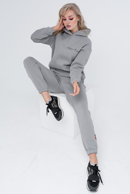 Grey flees track suit "Poker face"